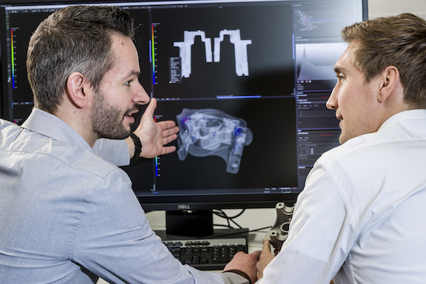 全球工业x光2D和3D CT检测服务2名男子在看电脑