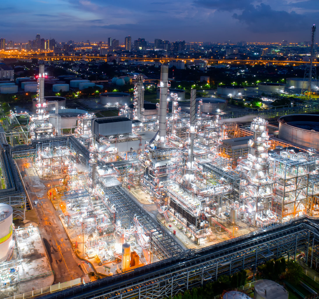 炼油厂黄昏鸟瞰图，黄昏时分，从泰国曼谷的炼油厂和石化厂的无人机拍摄