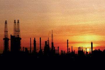 炼油厂的日落照片