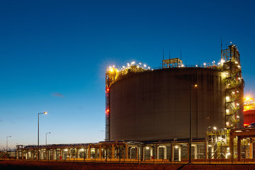 黄昏时分安装液化天然气(LNG)储罐。