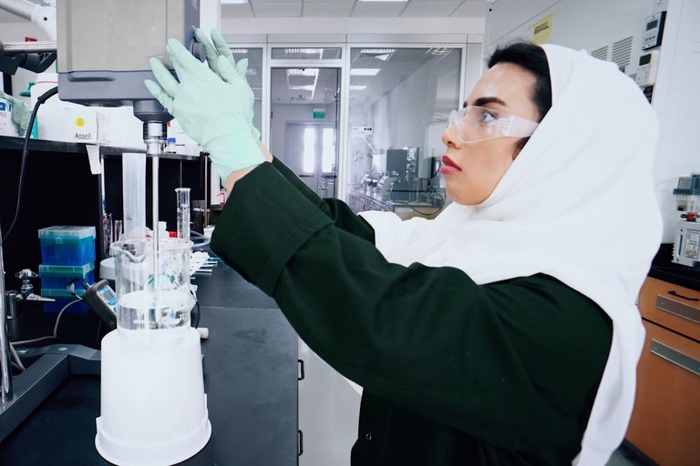 在波黑实验室工作的戴个人防护装备的妇女