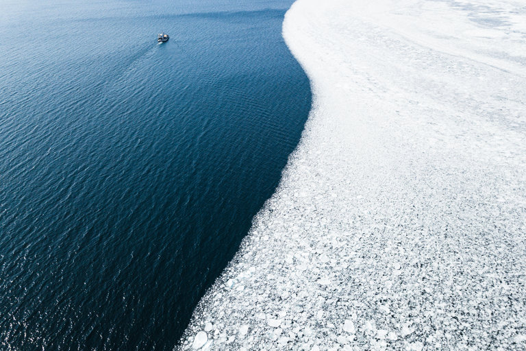 无人机在加拿大安大略湖拍摄冬季冰的融化