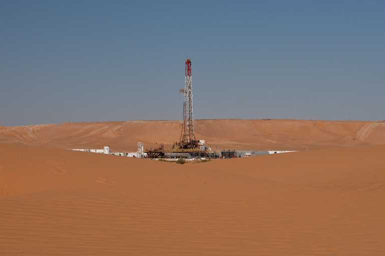 非洲陆地石油钻井平台的照片。